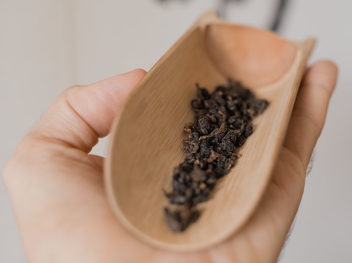 naturally farmed oolong tea on wooden scoop