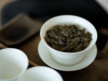 steeping naturally farmed oolong tea leaves in gaiwan