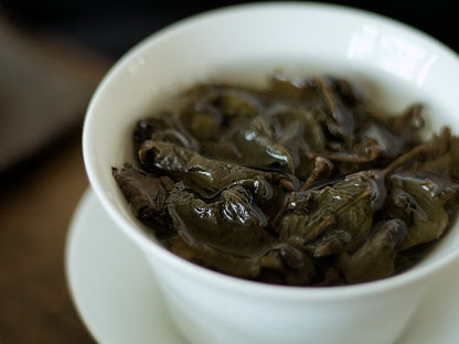 steeping naturally farmed oolong tea leaves in gaiwan