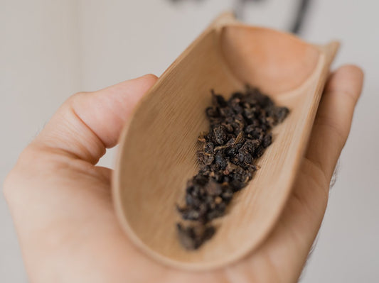 naturally farmed oolong tea on wooden scoop