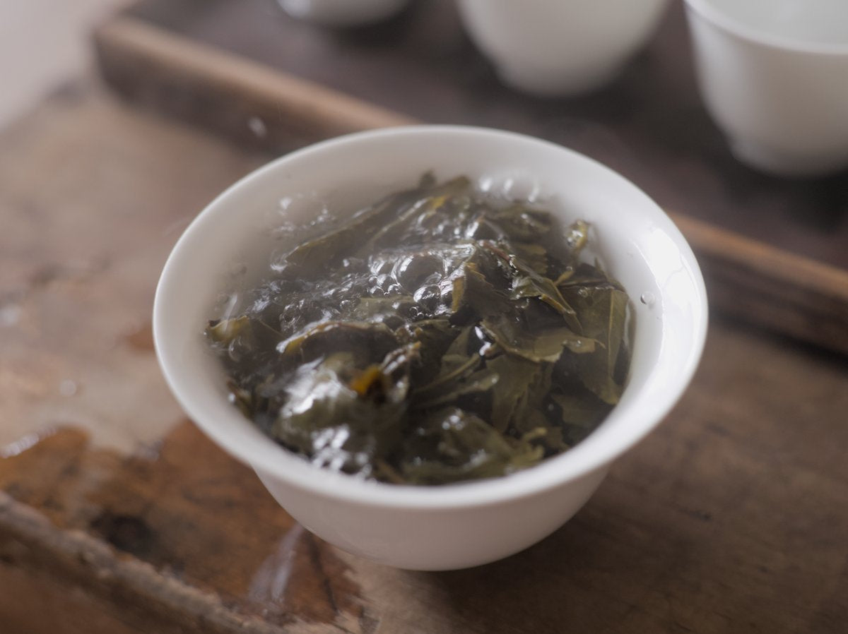 steeping naturally farmed oolong tea leaves in gaiwan