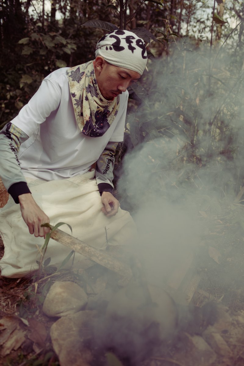 taiwanese wild tea master cho brewing tea in mountains